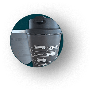 Grauer Becher mit Glanzlack-Motiv und schwarzer Coffee-to-go-Becher mit Silberdruck